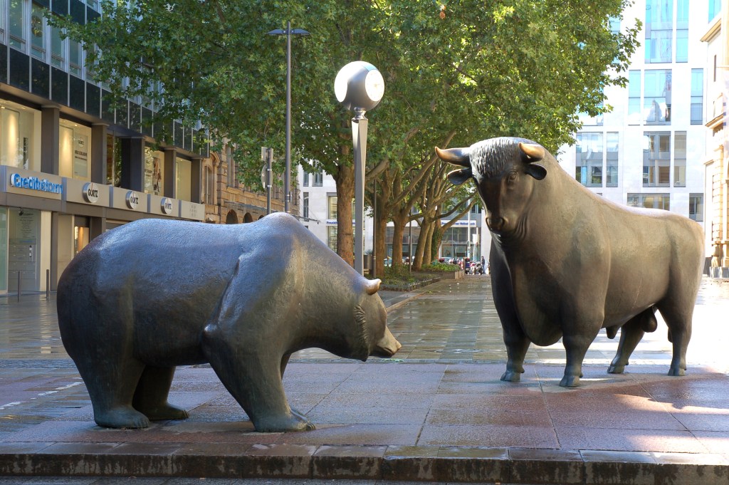 bull and bear market statue in Frankfurt